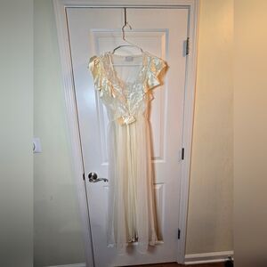 Luxurious Vintage Sheer Cream Lace Robe And Nightgown